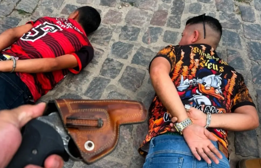 Sapé: 24º BPM tira revólver .38 de circulação em plena Operação Escudo Preventivo — dupla é presa após abordagem no centro — Durante rondas ostensivas na região central, policiais militares abordam motocicleta suspeita, encontram arma com o passageiro e conduzem os dois à Delegacia de Polícia Civil. Ação integra a Operação Escudo Preventivo na Zona da Mata.