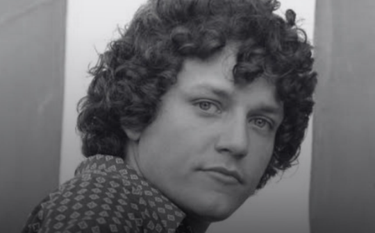 Imagem da notícia: Adeus a Edward: Morre Ator que Marcou Época em "Malhação" e "Sandy & Junior" Após Batalha Contra Câncer e Depressão