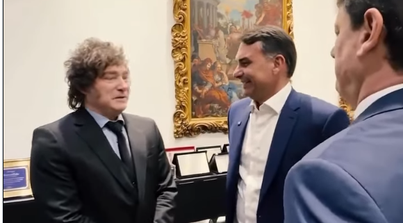Flávio Bolsonaro celebra encontro com Milei: "sopro de liberdade está pronto para chegar ao Brasil" — Pré-candidato do PL diz que aliança com o presidente argentino aponta o caminho de responsabilidade fiscal e corte do inchaço estatal