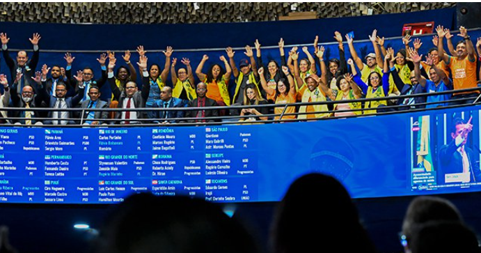 Vitória histórica: Senado aprova PEC que garante aposentadoria especial a agentes de saúde e de endemias após 24 anos de luta — Por 73 votos a 1, o Plenário aprovou em dois turnos a PEC 14/2021, que fixa idade mínima menor, integralidade, paridade e reconhece a atividade como essencial ao SUS — impacto estimado em R$ 3 bilhões por ano.