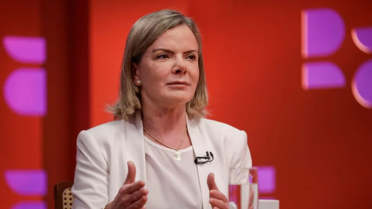 Justiça impõe derrota a Gleisi Hoffmann em processo contra Flávio Bolsonaro sobre elo com o PCC