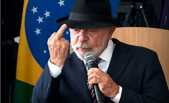 Imagem da notícia: Lula Faz Gesto Obsceno com o Dedo do Meio e Solta Palavrão em Cerimônia Oficial no Planalto