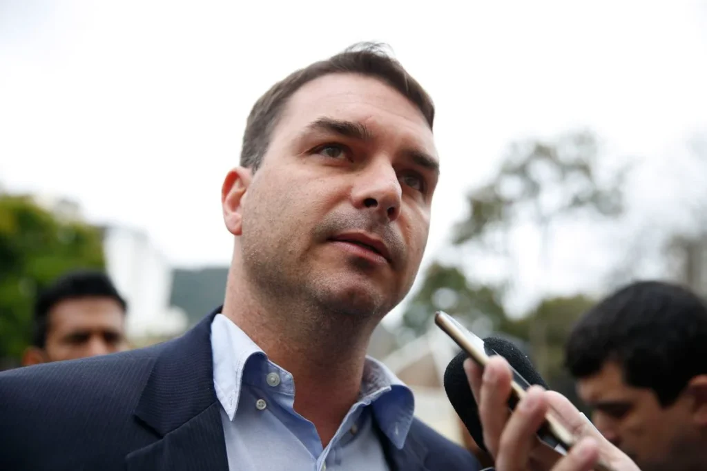 Flávio Bolsonaro desembarca em Washington para reunião com Trump e cúpula do Departamento de Estado