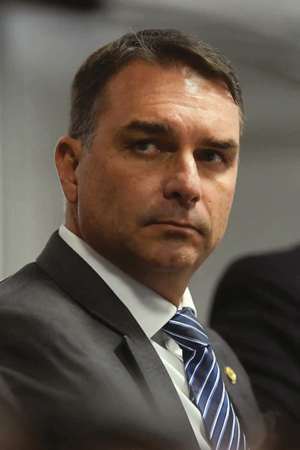 PF avalia mensagens entre Flávio Bolsonaro e Vorcaro como insuficientes para incluir senador em inquérito do Master