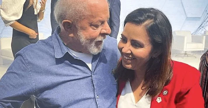 Lula é vaiado por aposentados durante entrega de casas em Camaçari, na Bahia